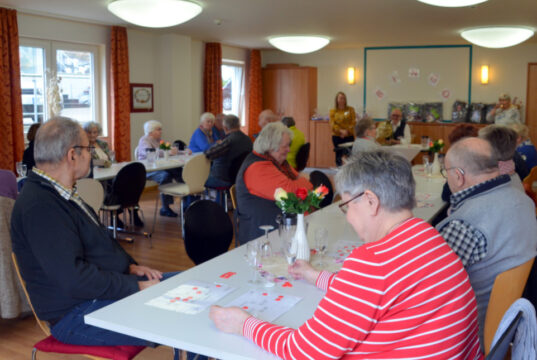 Zahlreich waren die Teilnehmer zum Super Bingo erschienen. Alle waren froh, dass nach langer Pause jetzt wieder die beliebten Veranstaltungen im SenVital möglich sind. (Foto: © Martina Hörle)