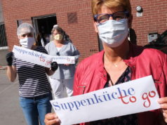 Die Aktion „Suppenküche to go“ geht in die zweite Runde. Was Anfang April begann und Ende Mai enden sollte, wurde jetzt bis Ende August verlängert. Setzen sich für die Initiative in Solingen ein: v.li. Lisanna Görtz, Bina Vermeegen und Bettina Hahmann. (Foto: © Uli Preuss)