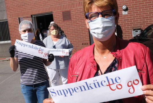 Die Aktion „Suppenküche to go“ geht in die zweite Runde. Was Anfang April begann und Ende Mai enden sollte, wurde jetzt bis Ende August verlängert. Setzen sich für die Initiative in Solingen ein: v.li. Lisanna Görtz, Bina Vermeegen und Bettina Hahmann. (Foto: © Uli Preuss)