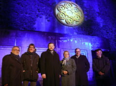 Weihten Die Installation am Wochenende ein: v.li. Leonid Goldberg (Vorsitzender der jüd. Kultusgemeinde Berg. Land Wuppertal), Michael Bauer-Brandes (Stahlkünstler, Schöpfer der Fensterrose), Tim Kurzbach (Oberbürgermeister Solingen), Sylvia Löhrmann, Generalsekretärin des Vereins „1700 Jahre jüdisches Leben in Deutschland“, Abraham Lehrer, Vizepräsident des Zentralrats der Juden in Deutschland und Chaim Kornblum, Rabbiner der jüd. Kultusgemeinde Berg. Land. (Foto: © Christian Beier)