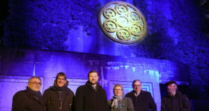 Weihten Die Installation am Wochenende ein: v.li. Leonid Goldberg (Vorsitzender der jüd. Kultusgemeinde Berg. Land Wuppertal), Michael Bauer-Brandes (Stahlkünstler, Schöpfer der Fensterrose), Tim Kurzbach (Oberbürgermeister Solingen), Sylvia Löhrmann, Generalsekretärin des Vereins „1700 Jahre jüdisches Leben in Deutschland“, Abraham Lehrer, Vizepräsident des Zentralrats der Juden in Deutschland und Chaim Kornblum, Rabbiner der jüd. Kultusgemeinde Berg. Land. (Foto: © Christian Beier)