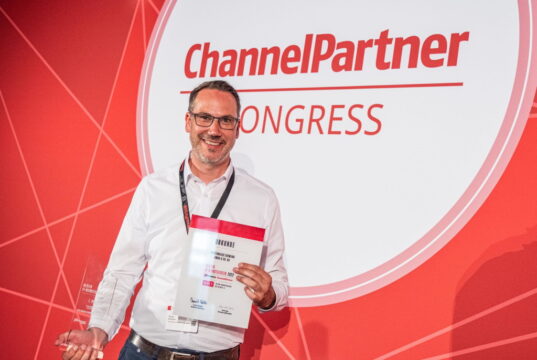 Im Gesamtranking der besten IT-Dienstleister in der Umsatzklasse bis 50 Mio. Euro Jahresumsatz wurde Systemhaus Erdmann GmbH & Co. KG auf Platz 1 gewählt. Tobias Erdmann hat den Preis in Düsseldorf entgegengenommen. (Foto: © Foto Vogt)