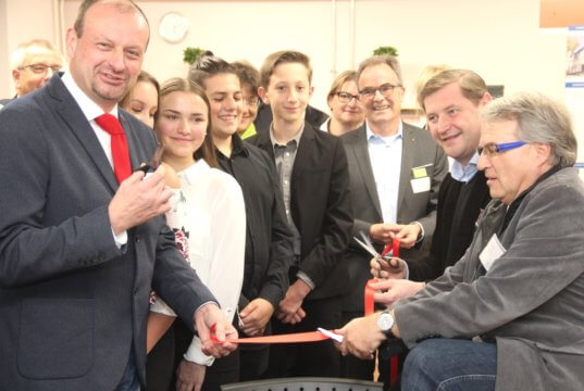 Feierlich wurde in der Alexander-Coppel-Gesamtschule am Dienstagabend ein Fachraum der "Talent Company" eröffnet. Schülern soll dort Berufsorientierung geboten werden. (Foto: © Bastian Glumm)