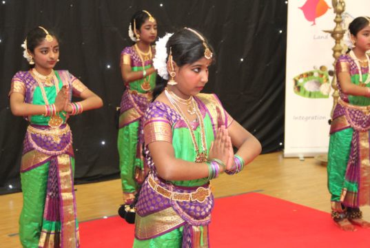 Am Samstag ludt die Tamilische Gemeinde Solingen in ihre Räume im Technischen Berufskolleg zum Tag der offenen Tür ein. Unter anderem zeigten die Jugendlichen der Gemeinde landestypische Tänze. (Foto: © B. Glumm)