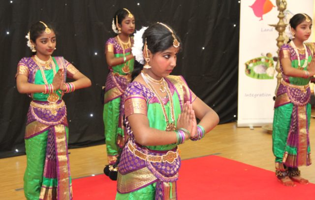 Am Samstag ludt die Tamilische Gemeinde Solingen in ihre Räume im Technischen Berufskolleg zum Tag der offenen Tür ein. Unter anderem zeigten die Jugendlichen der Gemeinde landestypische Tänze. (Foto: © B. Glumm)