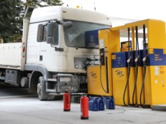 Zu einem Unfall in einer Tankstelle wurde die Feuerwehr am Dienstagnachmittag zur Wuppertaler Straße in Gräfrath gerufen, ein LKW krachte in eine Zapfsäule. (Foto: © Das SolingenMagazin)