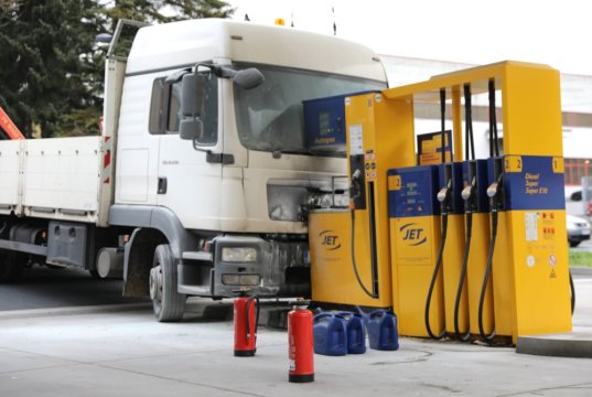 Zu einem Unfall in einer Tankstelle wurde die Feuerwehr am Dienstagnachmittag zur Wuppertaler Straße in Gräfrath gerufen, ein LKW krachte in eine Zapfsäule. (Foto: © Das SolingenMagazin)