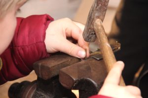 Stück für Stuck wurden in der Reiderei Lauterjung von den kleinen Nachwuchshandwerkern Taschenmesser zusammengebaut. (Foto: © B. Glumm)