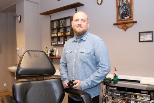 Der 36-jährige Solinger Dominic Wittgens betreibt sein 100 Quadratmeter großes Tatoo-Studio „oldbones-tattoo“ mitten im Walder Schlauch. (Foto: © Bastian Glumm)