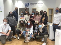 Gestern präsentierte die 12. Klasse des Ausbildungsgangs „Gestaltungstechnische Assistenten“ des Technischen Berufskollegs ihre Modelle für einen fiktiven Infopoint der Fauna in einem Ladenlokal auf der Hauptstraße. (Foto: © Liane Rapp)