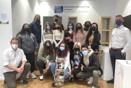 Gestern präsentierte die 12. Klasse des Ausbildungsgangs „Gestaltungstechnische Assistenten“ des Technischen Berufskollegs ihre Modelle für einen fiktiven Infopoint der Fauna in einem Ladenlokal auf der Hauptstraße. (Foto: © Liane Rapp)