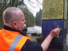 Mitarbeiter der Technischen Betriebe reinigten jetzt die Stelen und Informationstafeln der Regionale 2006 und befreiten diese vom Moos. (Foto: © Stadt Solingen)