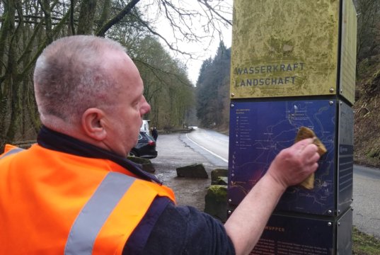 Mitarbeiter der Technischen Betriebe reinigten jetzt die Stelen und Informationstafeln der Regionale 2006 und befreiten diese vom Moos. (Foto: © Stadt Solingen)