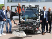 Stellten jetzt die innovativ aufgerüstete TBS-Elektro-Kehrmaschine und das Projekt dahinter vor: v.li. Tobias Ziemann (Abteilungsleiter Solicom), Manuel Graf (Sachgebietsleiter Stadtbildpflege), Christian-David Piel (TBS-Fahrer), Jan-Tobias Welzel (Teilbetriebsleiter) und Lars Rennert (Projektleiter Solicom). (Foto: © Bastian Glumm)