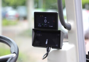 Auf einem Display kann der Fahrer der Kehrmaschine Hindernisse frühzeitig erkennen. (Foto: © Bastian Glumm)