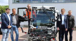 Stellten jetzt die innovativ aufgerüstete TBS-Elektro-Kehrmaschine und das Projekt dahinter vor: v.li. Tobias Ziemann (Abteilungsleiter Solicom), Manuel Graf (Sachgebietsleiter Stadtbildpflege), Christian-David Piel (TBS-Fahrer), Jan-Tobias Welzel (Teilbetriebsleiter) und Lars Rennert (Projektleiter Solicom). (Foto: © Bastian Glumm)
