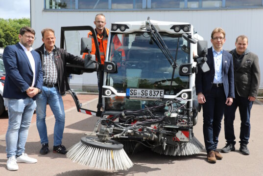 Stellten jetzt die innovativ aufgerüstete TBS-Elektro-Kehrmaschine und das Projekt dahinter vor: v.li. Tobias Ziemann (Abteilungsleiter Solicom), Manuel Graf (Sachgebietsleiter Stadtbildpflege), Christian-David Piel (TBS-Fahrer), Jan-Tobias Welzel (Teilbetriebsleiter) und Lars Rennert (Projektleiter Solicom). (Foto: © Bastian Glumm)