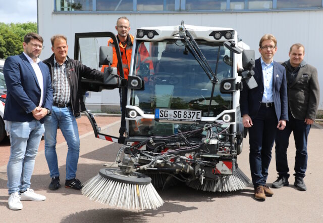 tbs-technische-betriebe-5g-kehrmaschine Stellten jetzt die innovativ aufgerüstete TBS-Elektro-Kehrmaschine und das Projekt dahinter vor: v.li. Tobias Ziemann (Abteilungsleiter Solicom), Manuel Graf (Sachgebietsleiter Stadtbildpflege), Christian-David Piel (TBS-Fahrer), Jan-Tobias Welzel (Teilbetriebsleiter) und Lars Rennert (Projektleiter Solicom). (Foto: © Bastian Glumm)