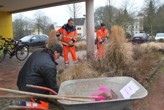 Sebastian Grimm, Shashivov Hajdini und Vladimir Melcher machen Solingen schön. Sie sind drei von zehn Männern, die lange arbeitslos waren und jetzt für zwei Jahre eine Beschäftigung bei den Technischen Betrieben (TBS) haben. (Foto: © Stadt Solingen)