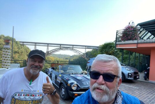 Ziel für den Dienstag erreicht: Jürgen Beu (li.) und Uli Preuss vor der Ponte San Michele in Italien. (Foto: © Team Friedensdorf)