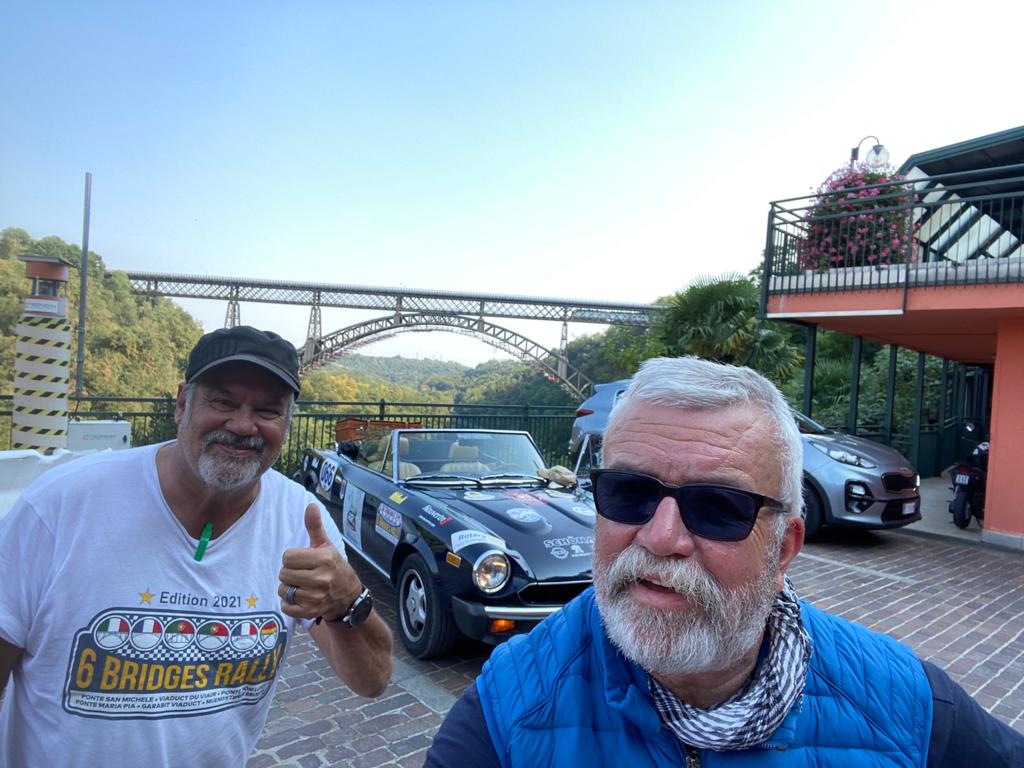Ziel für den Dienstag erreicht: Jürgen Beu (li.) und Uli Preuss vor der Ponte San Michele in Italien. (Foto: © Team Friedensdorf)