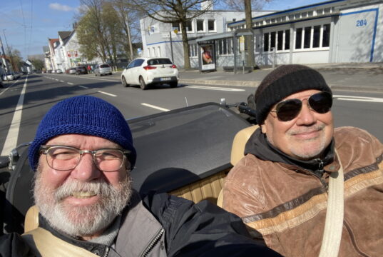 Fahren für das Friedensdorf 6.000 Kilometer von Brücke zu Brücke: Uli Preuss (li.) und Jürgen Beu. (Foto: © Uli Preuss)