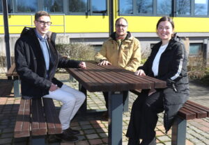 Paskal Ricken (Technische Betriebe), Klaus Kamp und Sara Boukli freuen sich über die gute Zusammenarbeit. (Foto: © Bastian Glumm)