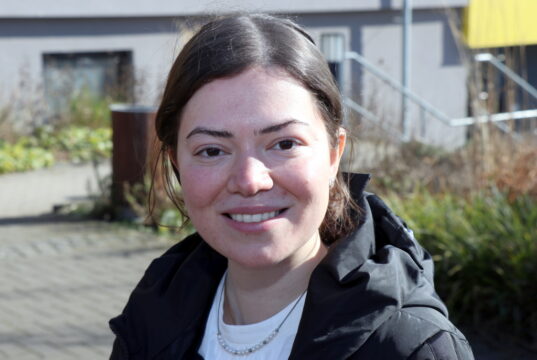 Sara Boukli kam 2015 aus Syrien nach Deutschland. Die studierte Juristin macht derzeit ein Praktikum bei den Technischen Betrieben Solingen. (Foto: © Bastian Glumm)