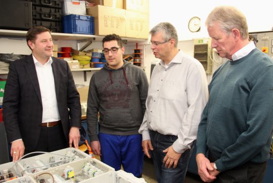 Oberbürgermeister Tim Kurzbach (li.) schaute sich am Dienstag bei den Technischen Betrieben (TBS) in Wald um. Dort wird der junge Syrer Mohammed Ammar Dahrouj (2.v.li.) im kommenden Jahr eine Ausbildung beginnen. Mit dabei: TBS-Ausbildungsleiter Christoph Dorenbeck (2.v.re.) und TBS-Abteilungsleiter Herbert Schulz. (Foto: © Bastian Glumm)