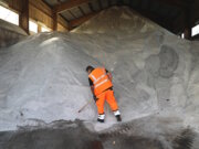 Ein Mitarbeiter der Technischen Betriebe Solingen überprüft den Salzvorrat in der Lagerhalle an der Dültgenstaler Straße. Rund 1.200 Tonnen Auftausalz liegen dort für den Winterdienst bereit. (Foto: © Bastian Glumm)