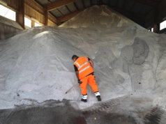 Winterdienst in Solingen: TBS sind für die Saison vorbereitet Ein Mitarbeiter der Technischen Betriebe Solingen überprüft den Salzvorrat in der Lagerhalle an der Dültgenstaler Straße. Rund 1.200 Tonnen Auftausalz liegen dort für den Winterdienst bereit. (Foto: © Bastian Glumm)