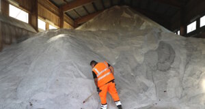 Winterdienst in Solingen: TBS sind für die Saison vorbereitet Ein Mitarbeiter der Technischen Betriebe Solingen überprüft den Salzvorrat in der Lagerhalle an der Dültgenstaler Straße. Rund 1.200 Tonnen Auftausalz liegen dort für den Winterdienst bereit. (Foto: © Bastian Glumm)