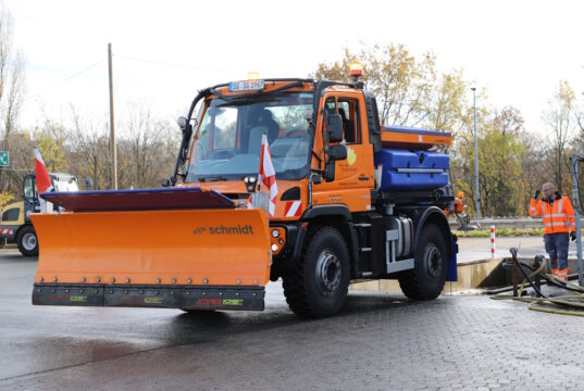 Ein Winterdienst-Fahrzeug der Technischen Betriebe Solingen auf dem Betriebshof. (Foto: © Bastian Glumm)