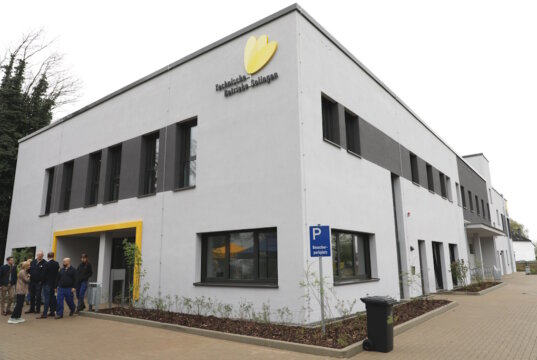 Rund 6,6 Millionen Euro wurden in das brandneue Gebäude der Technischen Betriebe Solingen investiert, das jetzt feierlich eingeweiht wurde. (Foto: © Bastian Glumm)