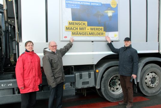 Stellten am Montag den Mängelmelder vor: v.li. Abfallberaterin Martina Chudek, TBS-Leiter Martin Wegner und Stadtdirektor Hartmut Hoferichter. (Foto: © Bastian Glumm)