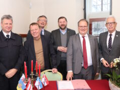 Ziehen in Sachen Telenotarzt an einem Strick: v.l. Hermann Greven (Feuerwehrchef Leverkusen für OB Uwe Richrath), Burkhard Mast-Weisz (OB Remscheid), Matthias Nocke (Ordnungsdezernent Wuppertal für OB Uwe Schneidewind), Tim Kurzbach (OB Solingen), Olaf Schade (Landrat Ennepe-Ruhr-Kreis) und Thomas Hendele (Landrat Kreis Mettmann). (Foto: © Bastian Glumm)