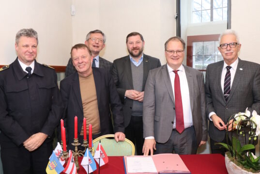 Ziehen in Sachen Telenotarzt an einem Strick: v.l. Hermann Greven (Feuerwehrchef Leverkusen für OB Uwe Richrath), Burkhard Mast-Weisz (OB Remscheid), Matthias Nocke (Ordnungsdezernent Wuppertal für OB Uwe Schneidewind), Tim Kurzbach (OB Solingen), Olaf Schade (Landrat Ennepe-Ruhr-Kreis) und Thomas Hendele (Landrat Kreis Mettmann). (Foto: © Bastian Glumm)