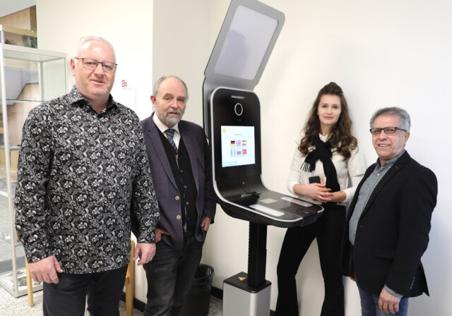 Stellten jetzt das neue Selbstbedienungsterminal im Bürgerbüro Ohligs vor: v.li. Achim Salzmann (Abteilungsleiter Ausländer- und Integrationsbüro), Jan Welzel (Ordnungsdezernent Stadt Solingen), Olga Altay (Ausländer- und Integrationsbüro) und Hassan Firouzkhah (Vorsitzender Solinger Integrationsrat). (Foto: © Bastian Glumm)