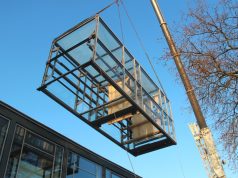 Am Donnerstagmorgen schwebte das neun Tonnen schwere Aufzugsgerüst für das Theater und Konzerthaus am Kran ein. (Foto: © B. Glumm)