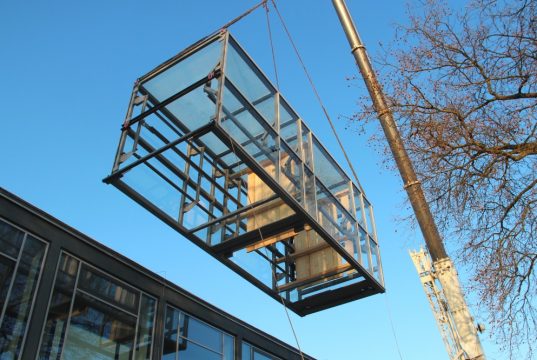 Am Donnerstagmorgen schwebte das neun Tonnen schwere Aufzugsgerüst für das Theater und Konzerthaus am Kran ein. (Foto: © B. Glumm)