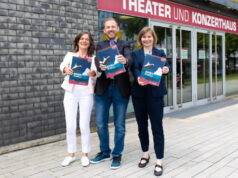 Präsentierten jetzt den neuen Spielplan des Theater und Konzerthauses für die Spielzeit 2022/2023: v.li. Kulturdezernentin Dagmar Becker mit Maik Frömmrich und Sonja Baumhauer vom Kulturmanagement der Stadt Solingen. (Foto: © Jibu Kannanthanathu)