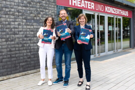Präsentierten jetzt den neuen Spielplan des Theater und Konzerthauses für die Spielzeit 2022/2023: v.li. Kulturdezernentin Dagmar Becker mit Maik Frömmrich und Sonja Baumhauer vom Kulturmanagement der Stadt Solingen. (Foto: © Jibu Kannanthanathu)