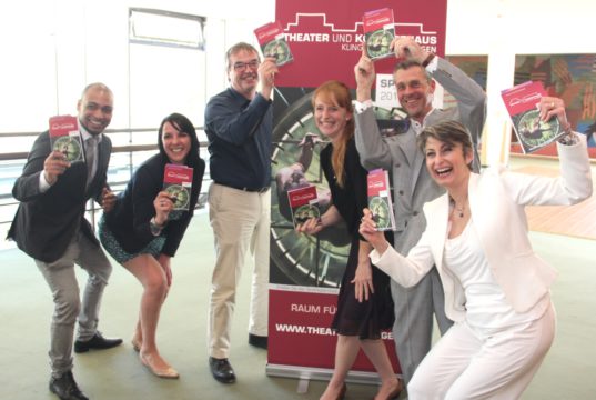 Stellten jetzt das Programm für die kommende Spielzeit im Theater und Konzerthaus vor und waren dabei bester Laune: v.li Jibu Kannanthanathu, Sandra Perinelli, Hans Knopper, Anna Frantzen, Jörg Pauli und Kathi Schön. (Foto: © B. Glumm)