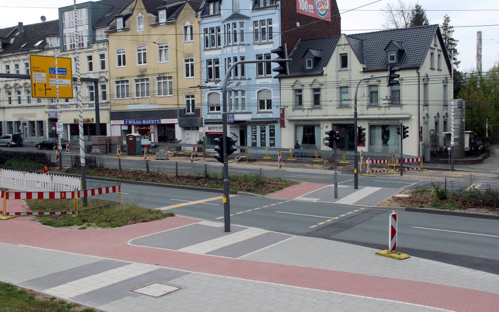 Der Umbau der Konrad-Adenauer-Straße und die Neugestaltung des Theaterumfelds sind in der letzten Phase. Demnächst bekommt die Magistrale noch Flüsterasphalt verpasst. (Archivfoto: © B. Glumm)