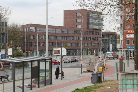 Während die Konrad-Adenauer-Straße auf Vordermann gebracht wird, sieht es in vielen Bereichen der Nordstadt nebenan eher bescheiden aus. Mit einer Umfrage möchte die Stadtverwaltung nun ermitteln, wo der Schuh beim Handel drückt. (Foto: © B. Glumm)