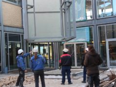 Im Januar schwebte das neue Aufzugsgerüst in den Innenhof des Theater und Konzerthauses. Ab Juli wird die bestehende Toilettenanlage entkernt und komplett erneuert. (Archivfoto: © B. Glumm)