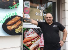 Teodor Todorov betreibt an der Focher Straße "Theos Imbiss und Grill". Der Gastronom ist besonders auf stolz auf seinen Backfisch. (Foto: © Bastian Glumm)