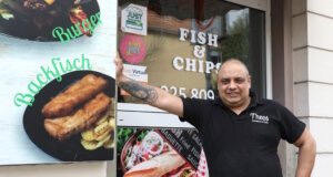 Teodor Todorov betreibt an der Focher Straße "Theos Imbiss und Grill". Der Gastronom ist besonders auf stolz auf seinen Backfisch. (Foto: © Bastian Glumm)