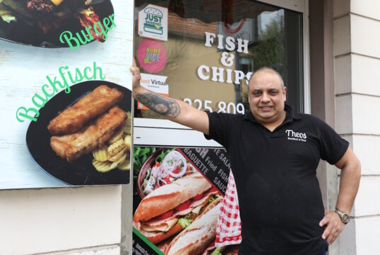 Teodor Todorov betreibt an der Focher Straße "Theos Imbiss und Grill". Der Gastronom ist besonders auf stolz auf seinen Backfisch. (Foto: © Bastian Glumm)