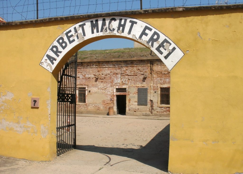 Zugang zum Verwaltungshof der "Kleinen Festung" in Theresienstadt, wo die Gestapo seit 1940 ein Gefängnis unterhielt. (Foto: © Bastian Glumm)
